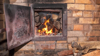 Как топить печь в мороз и не начать пожар