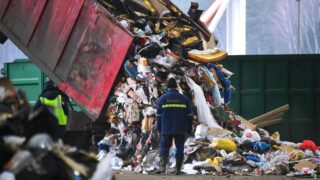 КамАЗ и полиция потребовались для вывоза мусора из квартиры в Павлодаре