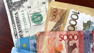 На KASE доллар в 11:00 продавался по 521 тенге
