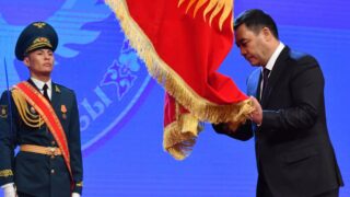 Кыргызстанцы «атаколвали» Садыра Жапарова в Instagram, требуя, чтобы он не менял флаг страны