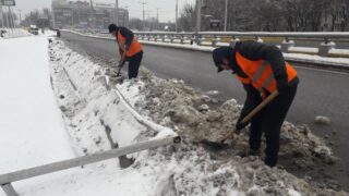 Массовая уборка снега в Алматы после снегопада: спецтехника и рабочие в действии