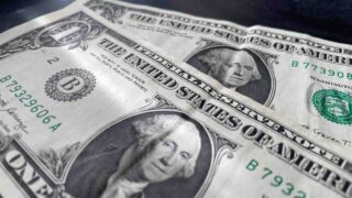 На KASE доллар в 11:00 продается около отметки 460,19 тенге