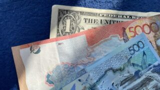 На KASE доллар в 11:00 продается около отметки 461,19 тенге