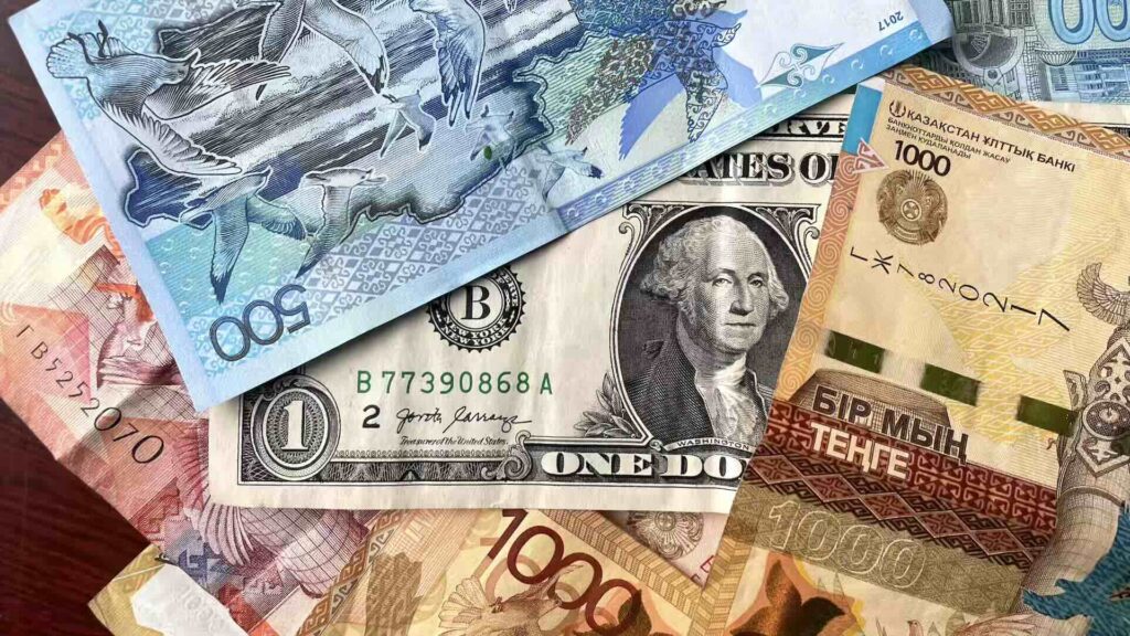На KASE доллар в 11:00 продавался ниже 458 тенге