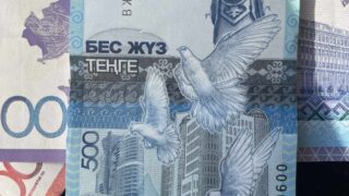 На KASE доллар в 11:00 продавался около отметки 455,92 тенге