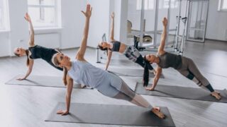 Названо упражнение, которое способствует укреплению мышц и снижению давления