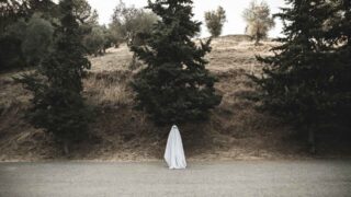 Почему люди видят призраков: научное объяснение сверхъестественных явлений