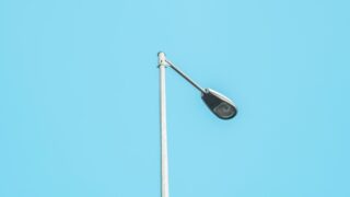 Рабочие, обслуживающие уличные фонари в Алматы, уже пятый месяц не получают зарплату