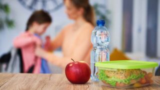 Растет число отравлений: депутатам не нравится, как кормят казахстанских детей в школах