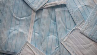 Сингапур вновь вводит ношение масок из-за COVID-19