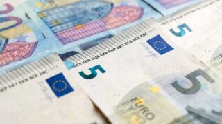 Сколько стоят доллар, евро и рубль в обменниках Казахстана 12 декабря