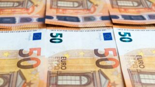 Сколько стоят доллар, евро и рубль в обменниках Казахстана 15 декабря