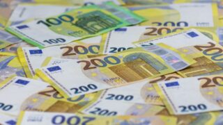 Сколько стоят доллар, евро и рубль в обменниках Казахстана 21 декабря