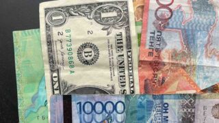 Средневзвешенный курс доллара на KASE снизился на 1,85 тенге за день