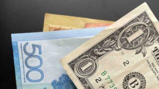 Доллар идет вверх: стал известен официальный курс к тенге на 17 июля