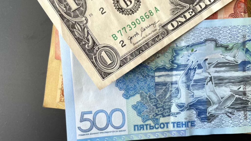 Доллары и тенге