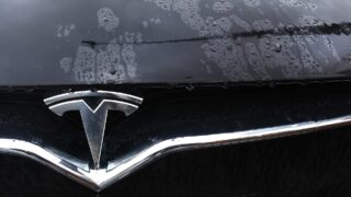 Tesla отзывает более 120 тысяч электромобилей из-за возможных проблем с дверями