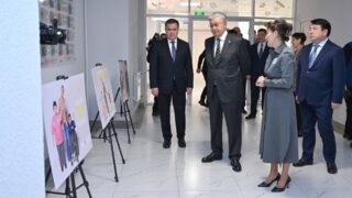 Токаев встретился с юными робототехниками Астаны