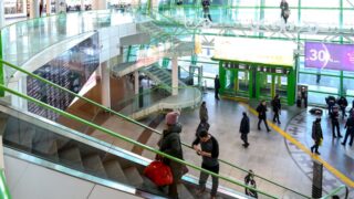 Толпа собралась у здания аэропорта в Астане: администрация предоставила объяснения