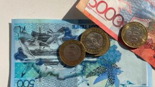 Средняя зарплата казахстанцев в I квартале 2025 года снизилась