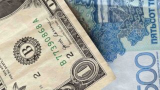 Сколько стоят доллар, евро и рубль в обменниках 26 июня 2024 года
