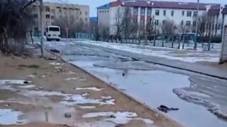 В Актау уже более недели вода бесполезно течет в никуда из-за порыва