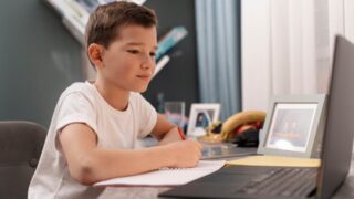 В Астане школьников второй смены перевели на дистанционное обучение из-за плохой погоды