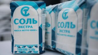 Гастроэнтеролог обсудил неожиданный риск, связанный с употреблением соленой пищи