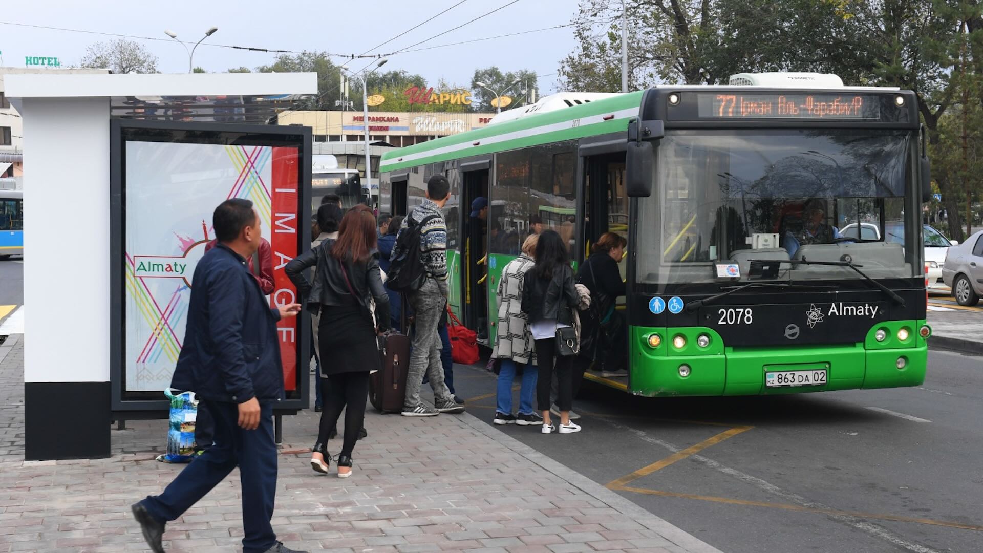 Власти сообщают, что поездки в общественном транспорте в Алматы выгоднее,  чем на личном авто