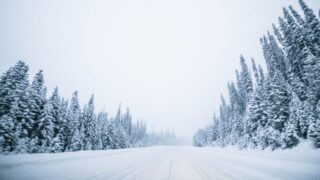 Во время непогоды на трассе застряла казахстанка вместе с телом своей родственницы