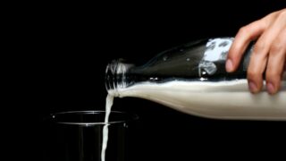 Зачем производителям молочной продукции нужно импортное порошковое молоко?