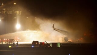 AIG — главных страховщик японского авиалайнера Japan Airlines — источники