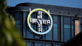 Акции Bayer падают на 4,5% после судебного решения о выплате компенсации $2,25 млрд