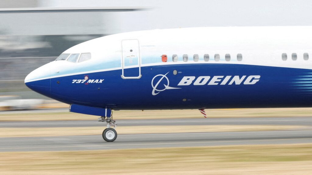 Акции Boeing падают после сокращения Wells Fargo, так как 