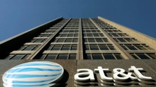 AT&T рейтинг повышен до «Outperform»