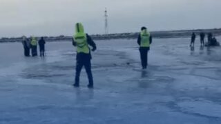 Автомобиль с пассажирами ушёл под лёд в Атырау — 1 погиб, 2 выжил
