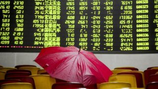 Азиатские акции повторяют падение Уолл-стрит из-за сомнений в преждевременном снижении ставок