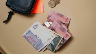 Британский фунт падает, но остается близким к пятимесячному максимуму