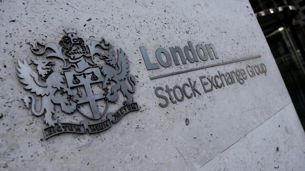 Британский индекс FTSE 100 падает до минимума за месяц из-за настроения инвесторов в Азии и Европе