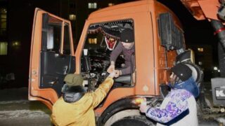 Чаем и баурсаками волонтёры угостили столичных коммунальщиков