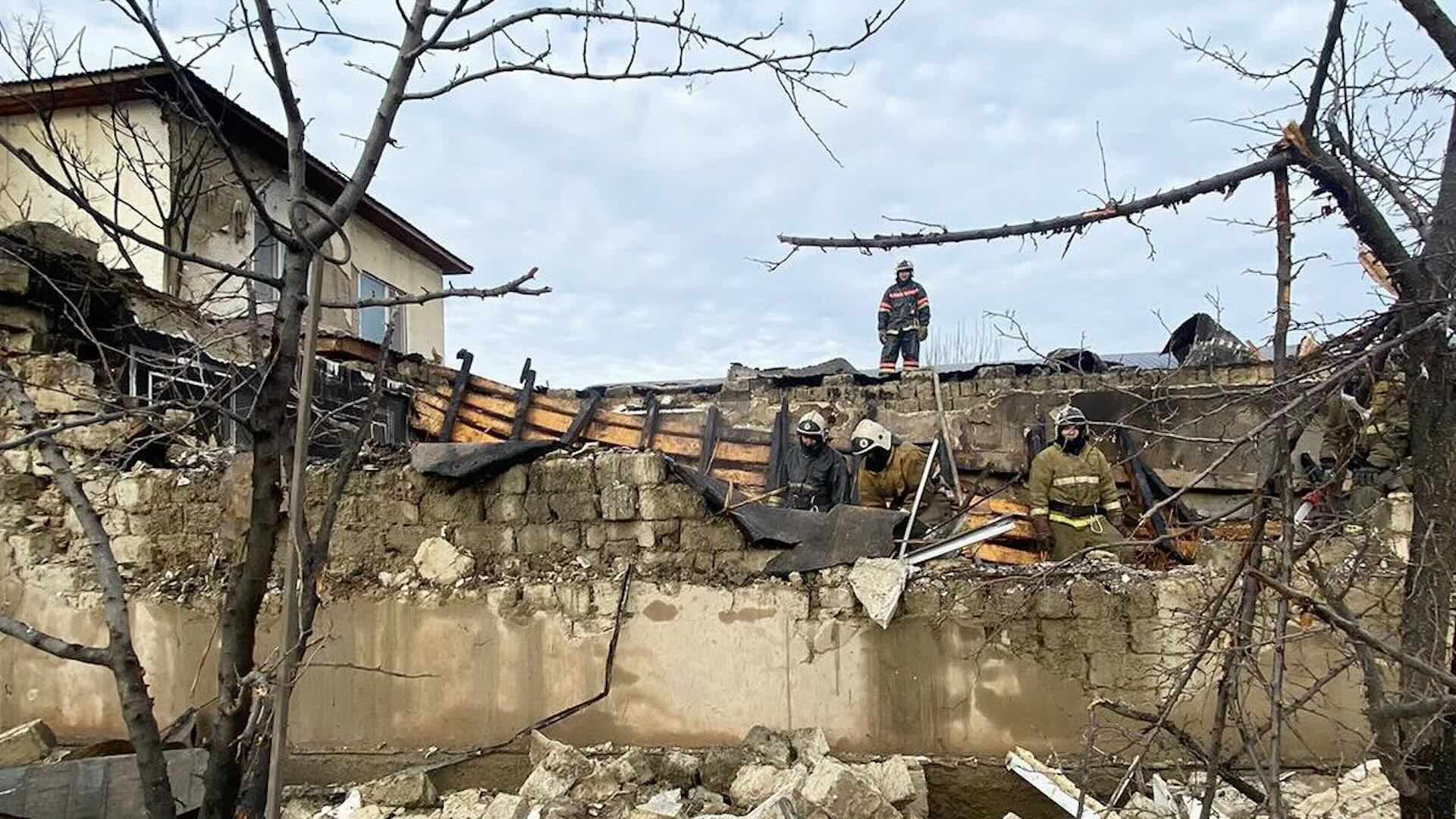 Частный дом в Атырау охватил огонь, в результате чего пять человек были  доставлены в реанимацию