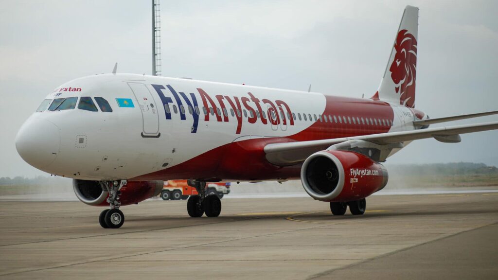 Вид на самолет FlyArystan в аэропорту