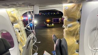 Что представляет собой панель, которая оторвалась с самолета Boeing в воздухе?