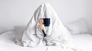 Почему мы не можем лечь спать вовремя? Психологи нашли ответ