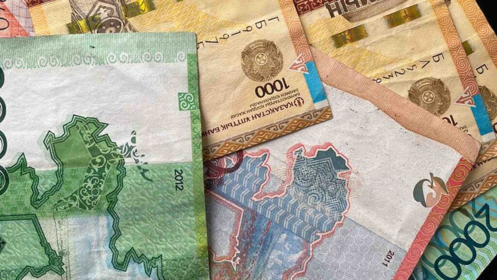 Купюры тенге крупным планом