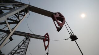 Нефть дорожает из-за сокращения поставок из США и России