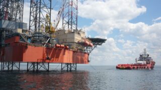 Цены на нефть снижаются после роста до максимальных значений за два месяца