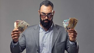 Человек начинает вести себя агрессивно. Почему деньги воздействуют на мозг как наркотик