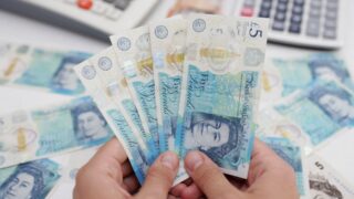 Доллар нацелен на недельный рост; стерлинг падает из-за слабых розничных продаж