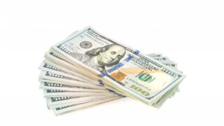 Доллар падает после смешанных данных по индексу потребительских цен, стерлингу помогает рост ВВП